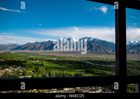 Einen schönen Blick auf den Himalaya von der berühmten Thiksey Kloster in Ladakh Region in Indien Stockfoto