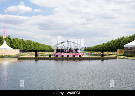 Die Blechbläser Funkeys auf der Seebühne in Hampton Court Palace, RHS Flower Festival. Stockfoto