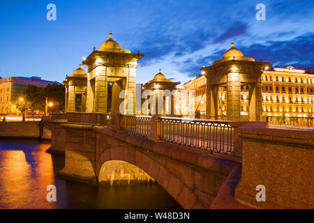 SAINT-Petersburg, Russland - 25. JUNI 2019: An der Lomonosov Brücke auf einer weißen Nacht Stockfoto