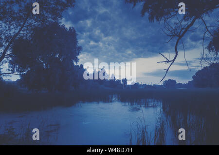 Die Zeit vor Sonnenaufgang. Zauberhafte Landschaft mit See. Am frühen Morgen, ländliche Landschaft Stockfoto