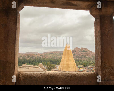 Virupaksha Hindu Tempel gopuram durch den Mandapa und Ruinen, Hampi, Indien. Stockfoto