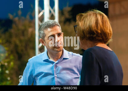 Carrara, Italien - 20 Juli, 2019 - Parma Bürgermeister Federico Pizzarotti hört ein Bürger vor einer Debatte in der italienischen Demokratischen Partei Unity Party Stockfoto