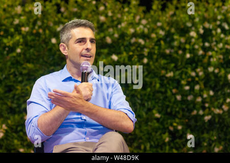 Carrara, Italien - 20 Juli, 2019 - Parma Bürgermeister Federico Pizzarotti während einer Debatte an der Einheit der Partei der italienischen Demokratischen Partei Stockfoto