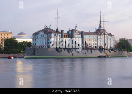 SAINT-Petersburg, Russland - 20. JUNI 2019: Blick auf die Aurora Kreuzer in der Anfang Juni morgen Stockfoto