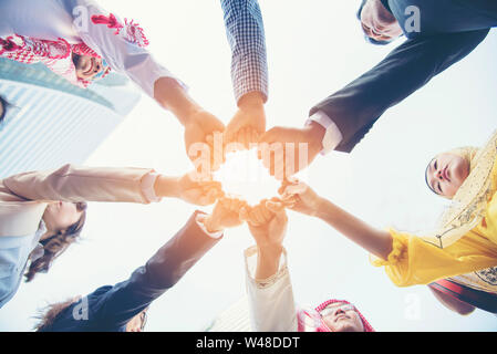 Multiethnische Gruppe junger Teamarbeit stehend die Hände zusammen. Teamarbeit Konzepte. Stockfoto
