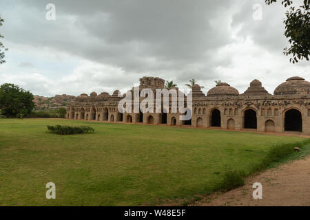 Ruinen der Elefanten stabil im Inneren Zanana Einhausung in Hampi aus dem 14. Jahrhundert Vijayanagara reich an Hampi, Karnataka, Indien Stockfoto