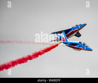 Zwei Mitglieder der französischen Luftwaffe Patrouille de France verhalten Antenne Manöver während des 2019 Royal International Air Tattoo an RAF Fairford, England, 20. Juli 2019. Dieses Jahr, RIAT gedachte der 70. Jahrestag der NATO hervorgehoben und nachhaltiges Engagement der Vereinigten Staaten bei ihrer europäischen Verbündeten. (U.S. Air Force Foto von Tech Sgt. Aaron Thomasson) Stockfoto