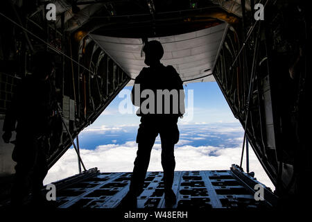 Ein US-Marine führt einen Fallschirm Ausbildung Betrieb über Marine Corps Air Station Kaneohe Bay, Marine Corps Base Hawaii, 19. Juli 2019. Das Training wurde von Marines mit Loslösung 4 Force Reconnaissance und 3 Radio Bataillon durchgeführt und wurde von Marine Antenne Refueler Transport Squadron 234 unterstützt. (U.S. Marine Corps Foto von Lance Cpl. Michael Nichols) Stockfoto