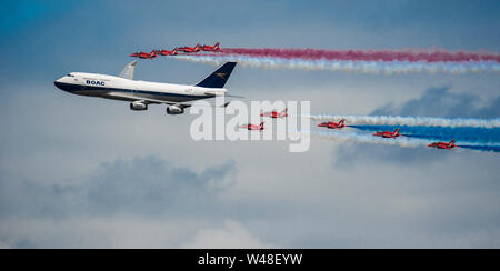 Die britische Luftwaffe rote Pfeile und British Airways Boeing 747-436 ein Flypast während der 2019 Royal International Air Tattoo an RAF Fairford, England, 20. Juli 2019 durchzuführen. Dieses Jahr, RIAT gedachte der 70. Jahrestag der NATO hervorgehoben und nachhaltiges Engagement der Vereinigten Staaten bei ihrer europäischen Verbündeten. (U.S. Air Force Foto von Tech Sgt. Aaron Thomasson) Stockfoto