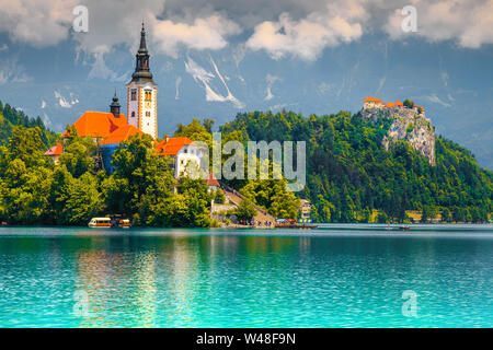 Schöne Reise und Ausflug. Beliebte und atemberaubenden Lake mit malerischen Wallfahrtskirche auf kleine grüne Insel, Bled, Slowenien Bled, Europa Stockfoto