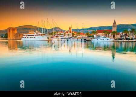 Berühmte Reise- und Urlaubsziel. Erstaunlich Bunte sunrise, Hafen mit Booten und Luxusyachten. Mittelalterlichen und historischen Altstadt, Trogir, Kroatien Stockfoto