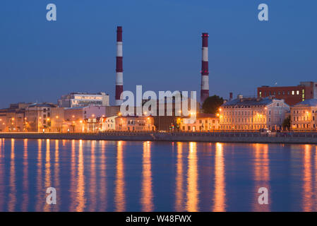 SAINT-Petersburg, Russland - 20. JUNI 2019: Sinopskaya Damm auf einem weißen Nacht Stockfoto