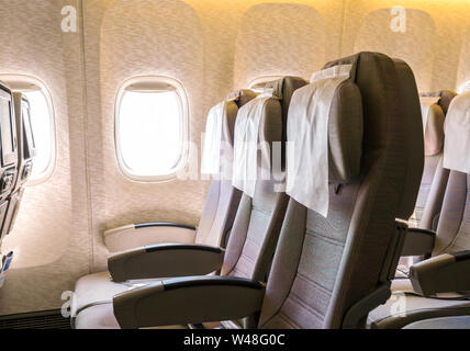 Leere Sitze in der Kabine des Flugzeugs in der Economy Class Stockfoto