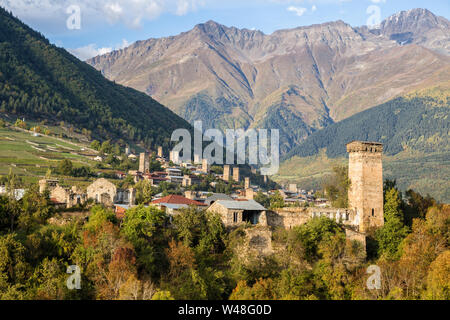 Malerischer herbst Blick auf svan Türmen auf dem Hintergrund der Berge, Mestia, obere Swanetien, Georgien Stockfoto