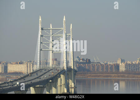 SAINT-Petersburg, Russland - 05 April, 2019: Blick auf die Schrägseilbrücke über den westlichen High-Speed Durchmesser von der Ringstraße an April Tag Stockfoto