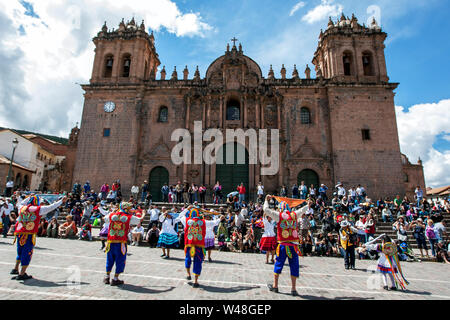 Farbenfroh peruanische Künstler Tanz vorbei an der Kathedrale von Cusco am Plaza de Armas in Cusco in Peru während der May Day Parade angezogen. Stockfoto