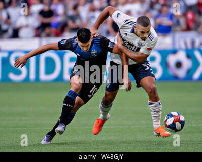 Vancouver. 21. Juli, 2019. San Jose Earthquakes" Cristian Espinoza (L) und Vancouver Whitecaps FC Ali Adnan für die Kugel während der MLS Fussball Spiel in Vancouver, Kanada, Juli 20, 2019 konkurrieren. Die Vancouver Whitecaps FC wurden durch den Besuch in San Jose Earthquakes 3-1 besiegt. Credit: Andrew Soong/Xinhua/Alamy leben Nachrichten Stockfoto