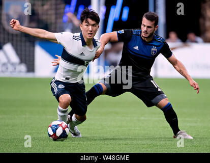 Vancouver. 21. Juli, 2019. Vancouver Whitecaps FC Hwang In-Beom (L) und San Jose Earthquakes' Valeri Qazaishvili für die Kugel während der MLS Fussball Spiel in Vancouver, Kanada, Juli 20, 2019 konkurrieren. Die Vancouver Whitecaps FC wurden durch den Besuch in San Jose Earthquakes 3-1 besiegt. Credit: Andrew Soong/Xinhua/Alamy leben Nachrichten Stockfoto