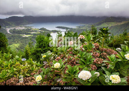 Blick über 'Lagoa das Sete Cidades" von Vista do Rei Sicht an einem bewölkten Tag, Sao Miguel, Azoren, Portugal Stockfoto