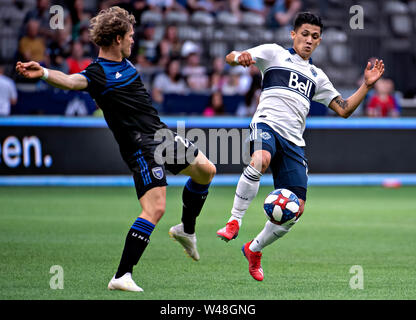 Vancouver. 21. Juli, 2019. San Jose Earthquakes' Tommy Thompson (L) und Vancouver Whitecaps FC Fredy Montero für die Kugel während der MLS Fussball Spiel in Vancouver, Kanada, Juli 20, 2019 konkurrieren. Die Vancouver Whitecaps FC wurden durch den Besuch in San Jose Earthquakes 3-1 besiegt. Credit: Andrew Soong/Xinhua/Alamy leben Nachrichten Stockfoto