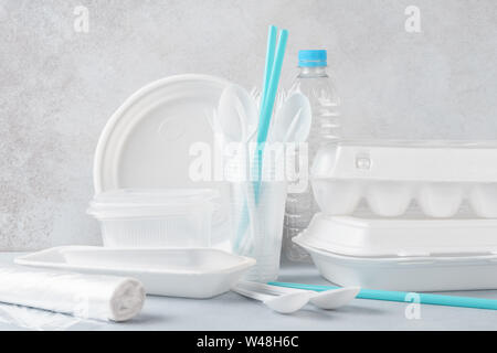 Set aus weißem Kunststoff Einmalgeschirr und Verpackung. Verschiedene Geschirr. Umweltverschmutzung Konzept. Stockfoto
