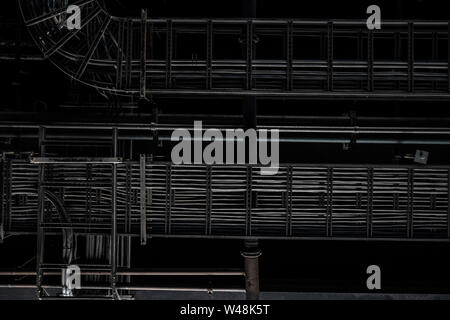 Industrielle ausgesetzt Decke mit Holz Bretter, Stahlträger und freiliegende Drähte. Strukturierten Hintergrund Grafik Asset. Stockfoto