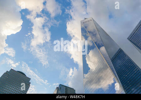 Freedom Tower, auch als das One World Trade Center bekannt, mit blauem Himmel und Wolken Stockfoto