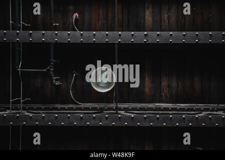 Industrielle ausgesetzt Decke mit Holz Bretter, Stahlträger und freiliegende Drähte. Strukturierten Hintergrund Grafik Asset. Stockfoto