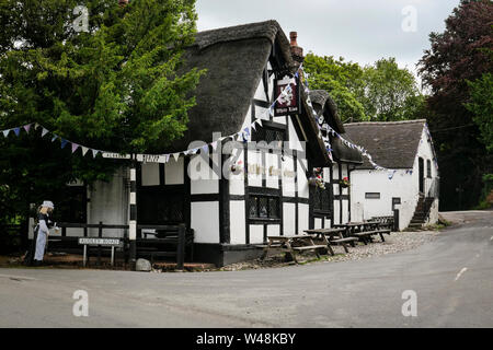 Äußere des White Lion Inn Fachwerkhaus und strohgedeckten Jacobean pub dating von 1614. Stockfoto