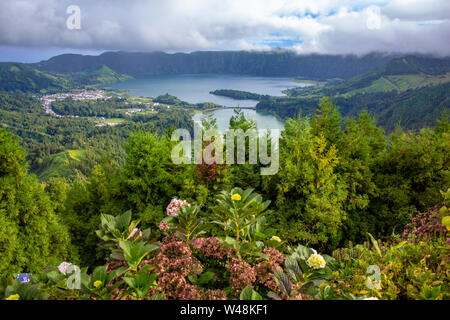 Blick über 'Lagoa das Sete Cidades" von Vista do Rei Sicht an einem bewölkten Tag, Sao Miguel, Azoren, Portugal Stockfoto