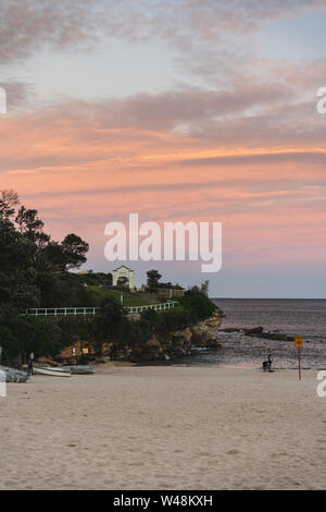 Coogee, New South Wales - Juli 14., 2019: Sonnenuntergang leuchtet der Himmel über Giles Bäder bei Coogee Beach, Sydney NSW. Stockfoto