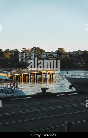 Pyrmont, New South Wales - Juli 18., 2019: Früh am Morgen Sonne leuchtet Darling Insel an Pirrama Park/Jones Bay Wharf, Sydney NSW. Stockfoto