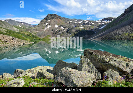 Wunderschönes Wasser des kleinen See in Ostsibirien. Sayan Berge. Republik Tiva Stockfoto