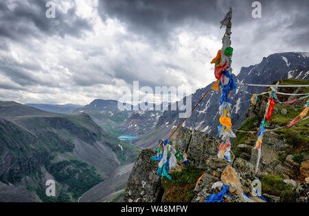 Einer der Gipfel der Bergkette im Ostsajan. Zahlreiche Bänder gebunden Wanderstöcke. Tiva Republik. Zentralasien Stockfoto