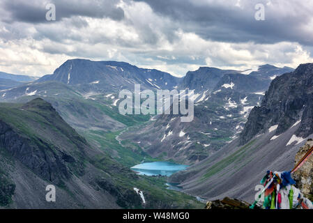 Highland im Ostsajan. Blick von oben auf die kleinen Tal mit schönen See. Tiva Republik. Zentralasien Stockfoto