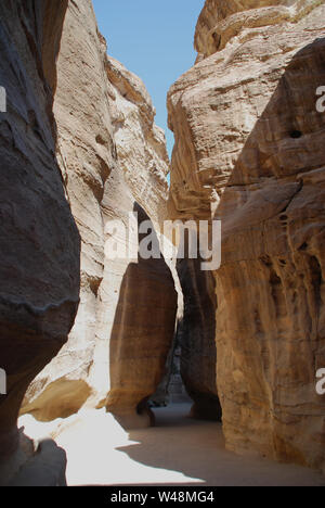 Der Siq führt zu der verlorenen Stadt Petra in Jordanien Stockfoto