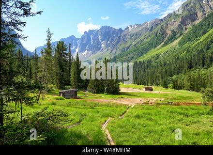 Anmelden Hütten der Mineralbäder in der Wiese. Mineralquellen Choigan. Tiva Republik. Russland Stockfoto