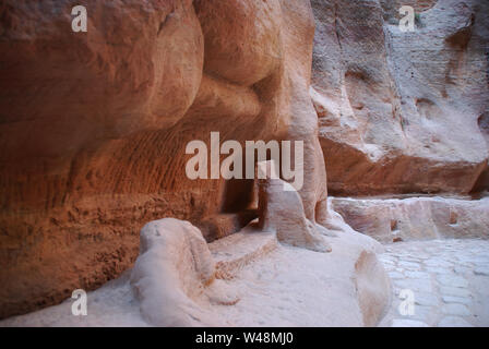 Der Siq führt zu der verlorenen Stadt Petra in Jordanien Stockfoto