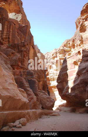 Der Siq führt zu der verlorenen Stadt Petra in Jordanien Stockfoto