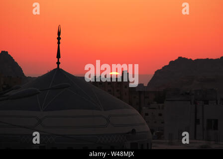 Die Sonnenuntergänge von der Stadt Petra in Jordanien Stockfoto