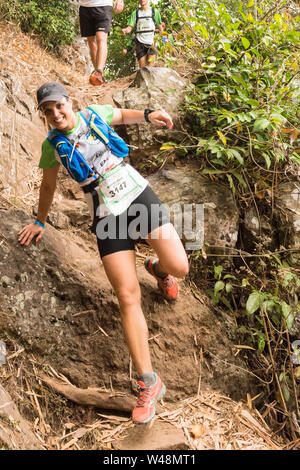 Konkurrent auf den steilen grobe Track von Les Deux Bras in den Cirque de Mafate während der Grand Raid, Reunion Stockfoto