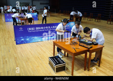 Xi'an der chinesischen Provinz Shaanxi. 21. Juli, 2019. Die Teilnehmer sammeln unbemannte Luftfahrzeuge (UAV) während der ersten internationalen Jugend UAV Science Camp & Wettbewerb (IYUAVSCC) in Xi'an, Provinz Shaanxi im Nordwesten Chinas, 21. Juli 2019. Die erste IYUAVSCC, von der chinesischen Gesellschaft für Luft- und Raumfahrt (CSAA) und der Northwestern Polytechnical University ins Leben gerufen, trat weg hier am Montag, die Schülerinnen und Schüler aus dem In- und Ausland. Credit: Shao Rui/Xinhua/Alamy leben Nachrichten Stockfoto