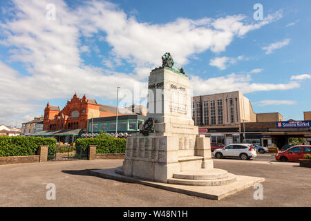 Das Kriegerdenkmal auf Marine Road in Morecambe, Lancashire von Thomas Hayton Mawson konzipiert ist in Granit mit einem bronzenen Löwen. Stockfoto