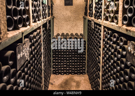 Vintage Wein Flaschen im Keller Stockfoto