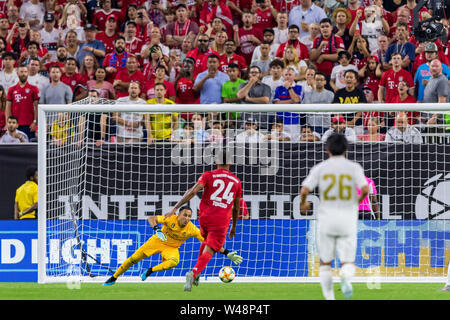 Juli 20, 2019: Real Madrid Torwart Keylor Navas (1) speichert den Kick von Bayern München Mittelfeldspieler Corentin Tolisso (24) Während der Internationalen Champions Cup zwischen Real Madrid und Bayern München FC am NRG Stadion in Houston, Texas. Die endgültige Bayern Muenchen gewinnt 3-1. Â© Maria Lysaker/CSM Stockfoto