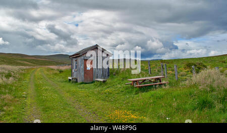 DAVA ART TRAIL Moray in Schottland IM SOMMER ZUR HÄLFTE HÜTTE UND SITZE Stockfoto