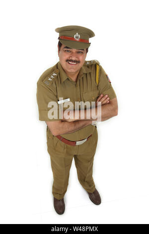 Polizist stand mit verschränkten Armen Stockfoto