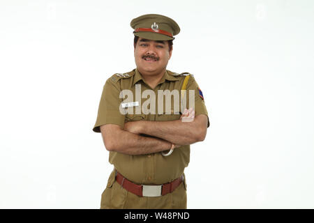 Polizist stand mit verschränkten Armen Stockfoto