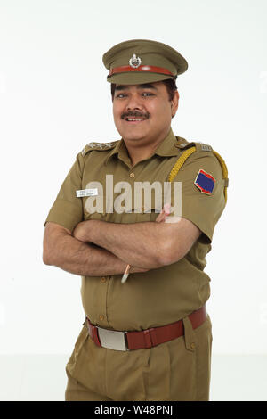 Polizist stand mit verschränkten Armen Stockfoto