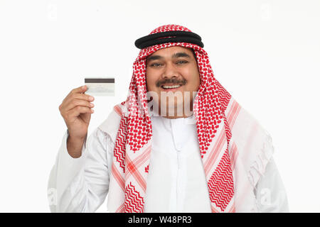 Arabische Mann zeigt Kreditkarte und lächelnd Stockfoto